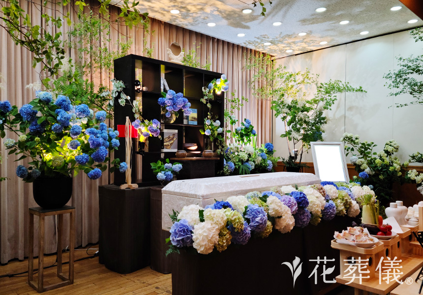 朝の光、紫陽花の青の花祭壇