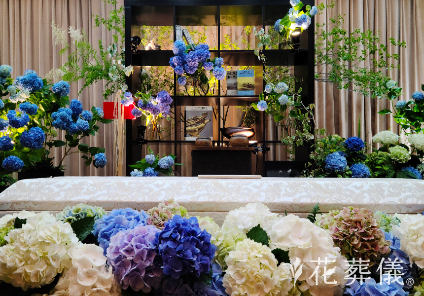 朝の光、紫陽花の青の花祭壇