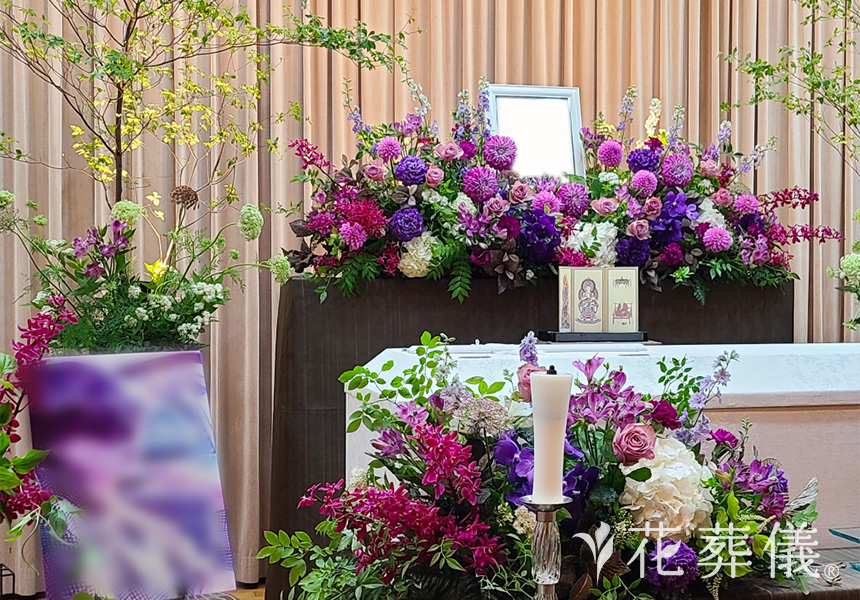 花祭壇のデザイン　紫、ボルドー等シックなお色味のお花に台湾産バンダやランを入れてお飾りした祭壇