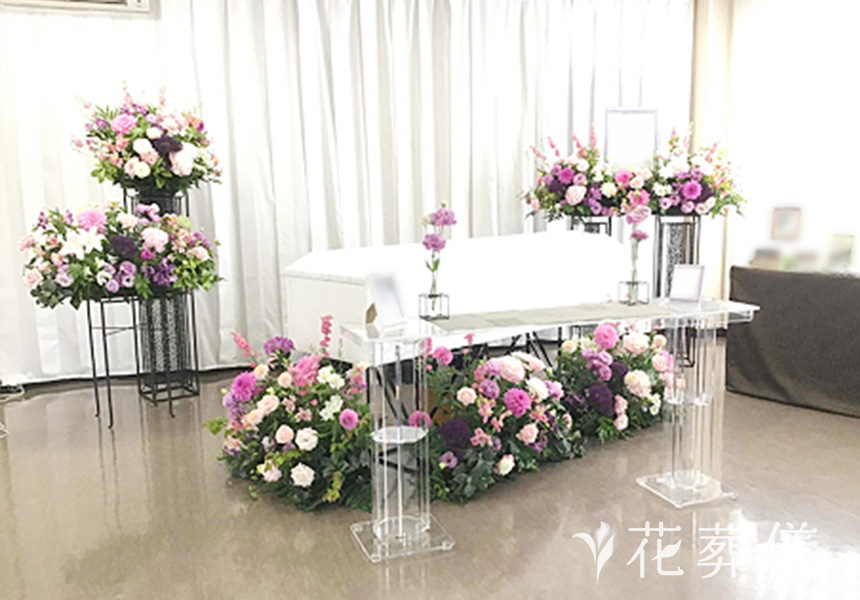 花の祭壇 ダリア、バラ、トルコキキョウなどのお花を使用し、お母様のやさしさをピンク、パープルの濃淡で表現した祭壇