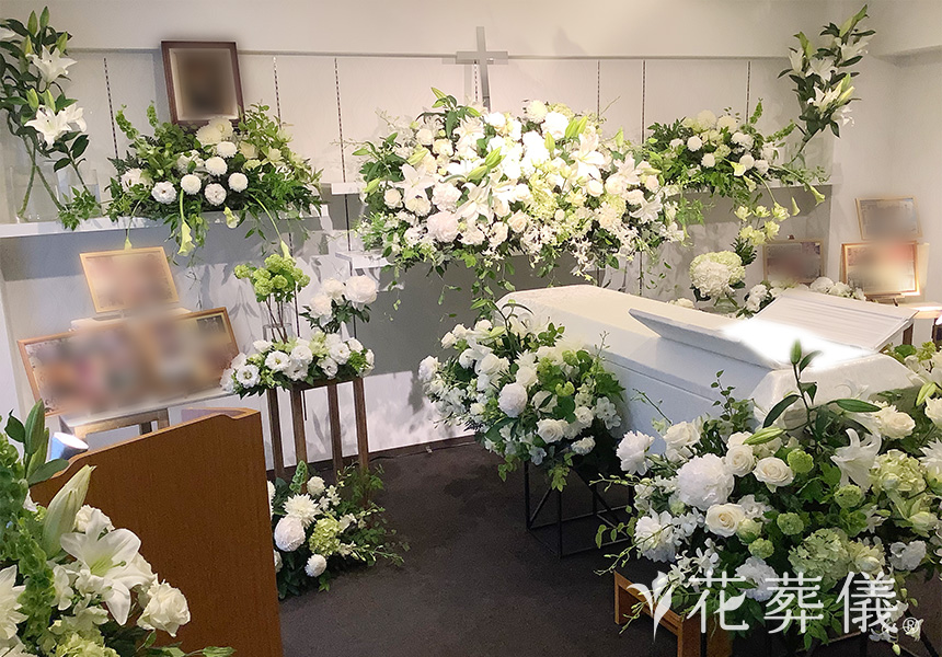 花の祭壇　思い入れのあるデンファレをメインに百合や季節の紫陽花をお入れして白、グリーン系でまとめた祭壇
