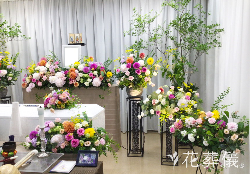 ビタミンカラーで明るくの花祭壇