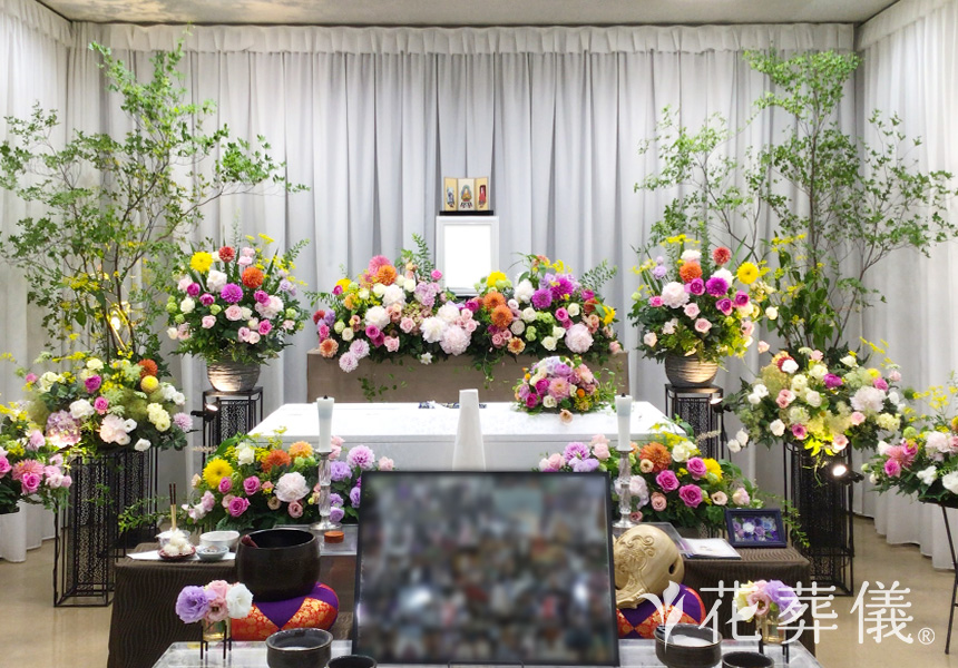 ビタミンカラーで明るくの花祭壇