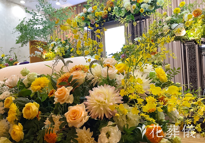 花の祭壇 お好きだったお帽子も一緒に、イエローやオレンジのビタミンカラーでゴージャスにまとめた祭壇