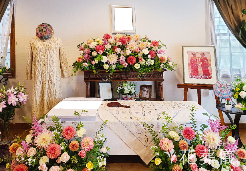 花葬儀の花祭壇 いくつになってもオシャレで明るかったお母様に合わせてオレンジ、淡いイエロー、淡いピンク等の暖色系でまとめた世界でたったひとつの花祭壇