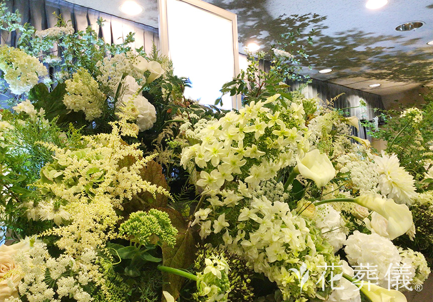グリーンミストの花祭壇