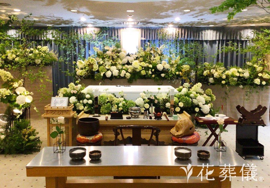 花の祭壇 柏葉紫陽花、紫陽花、サマースイートピーなどのお花を使い、ホワイトとグリーンで華やかでありながら、まとまりのある祭壇