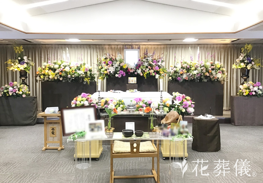 華やかで落ち着いた空間の花祭壇