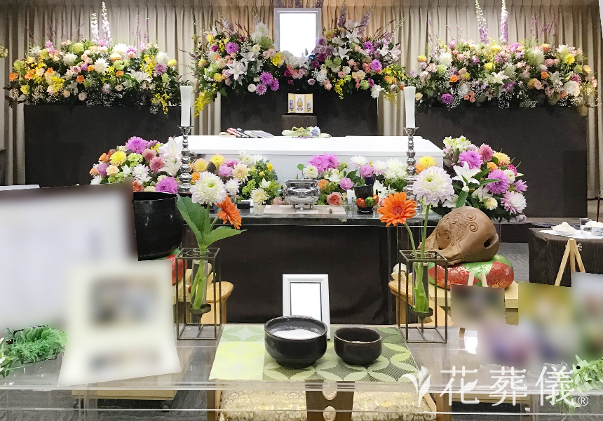 花の祭壇 パープルとイエローの補色を組み合わせ、華やかでボリューム感たっぷりの祭壇