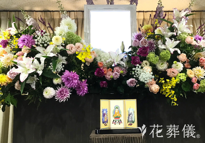 華やかで落ち着いた空間の花祭壇