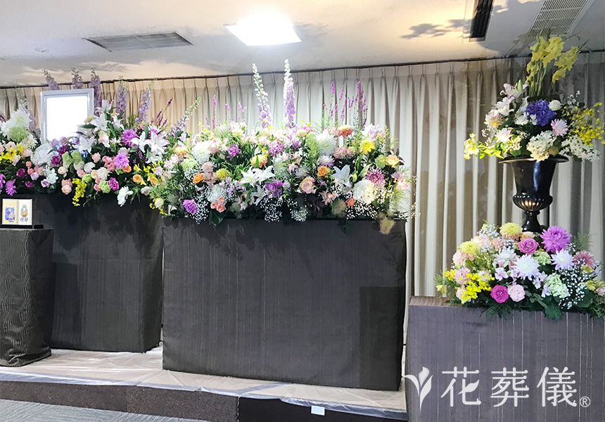 華やかで落ち着いた空間の花祭壇