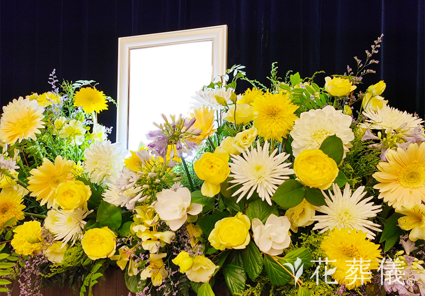 花葬儀の花祭壇 お花が大好きだったお母様のためにつくったイエローとホワイトを基調に上品に仕上げた世界でたったひとつの花祭壇