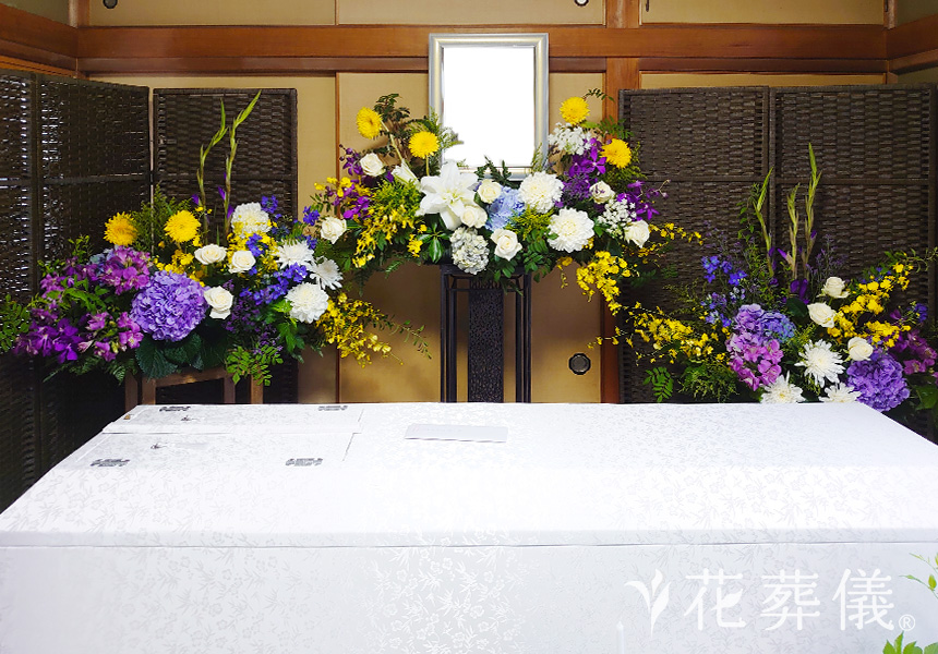 花の祭壇 お父様が住み慣れたお家で、イエロー、パープル、ブルーをポイントにシンプルに仕上げた祭壇