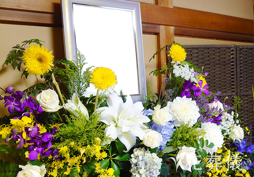 空と海の狭間での花祭壇