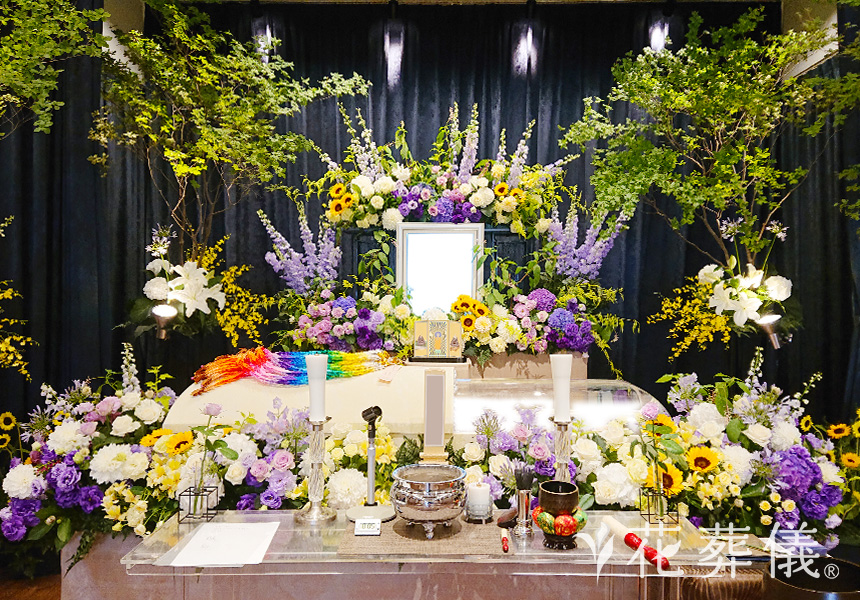 大輪の太陽に照らされての花祭壇