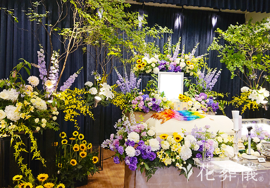 大輪の太陽に照らされての花祭壇