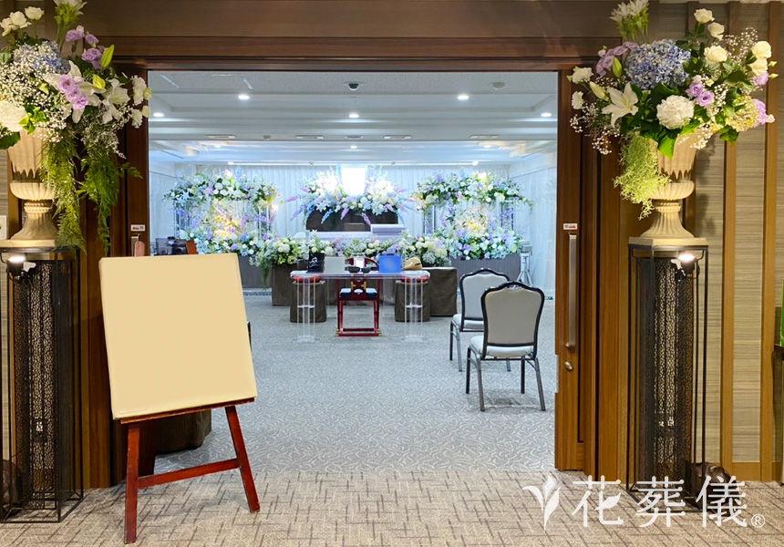 温かい青のもとでの花祭壇
