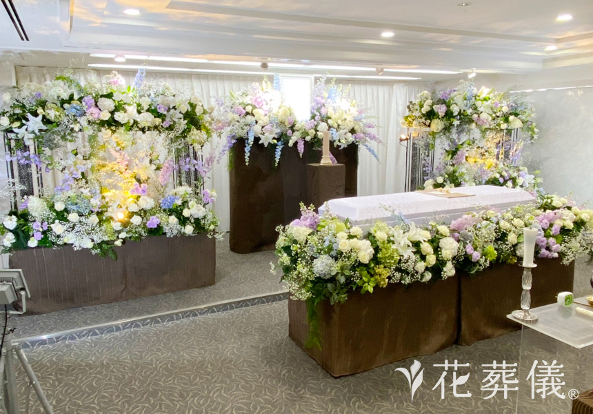 温かい青のもとでの花祭壇