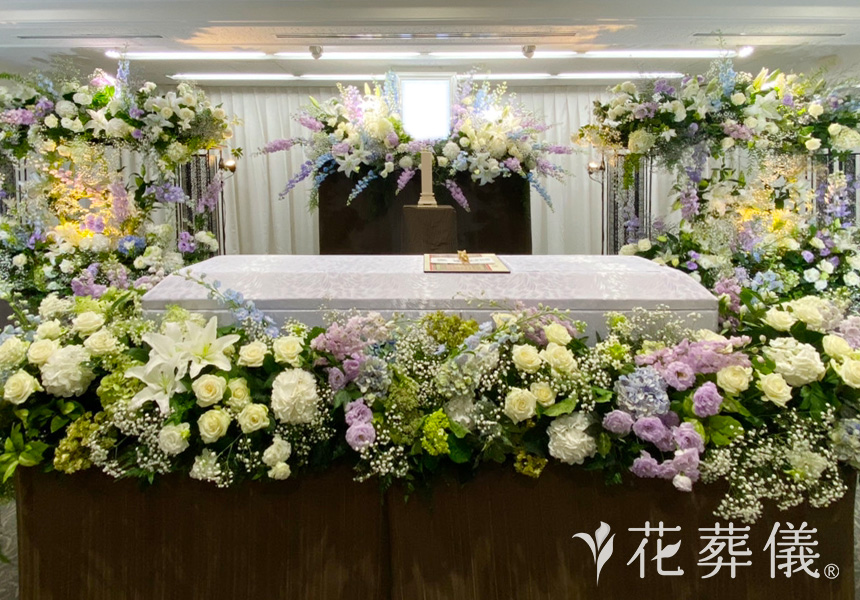 花の祭壇 白、淡い紫、水色のお色味で百合や紫陽花を使用し優しく爽やかに仕上げた祭壇