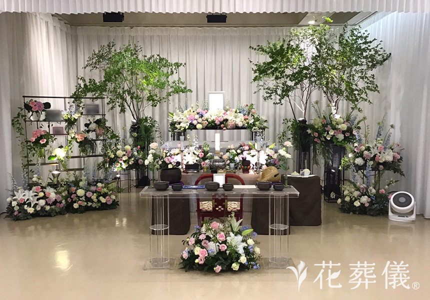 花祭壇の写真 白グリーンをベースに淡いピンク、水色をポイントに。サイドにドウダンツツジをいけ、奥行きを出しながら自然を感じる空間をイメージして