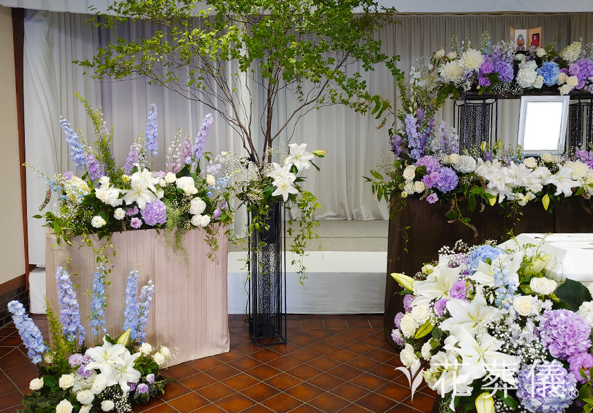 優しい風が吹くなかでの花祭壇