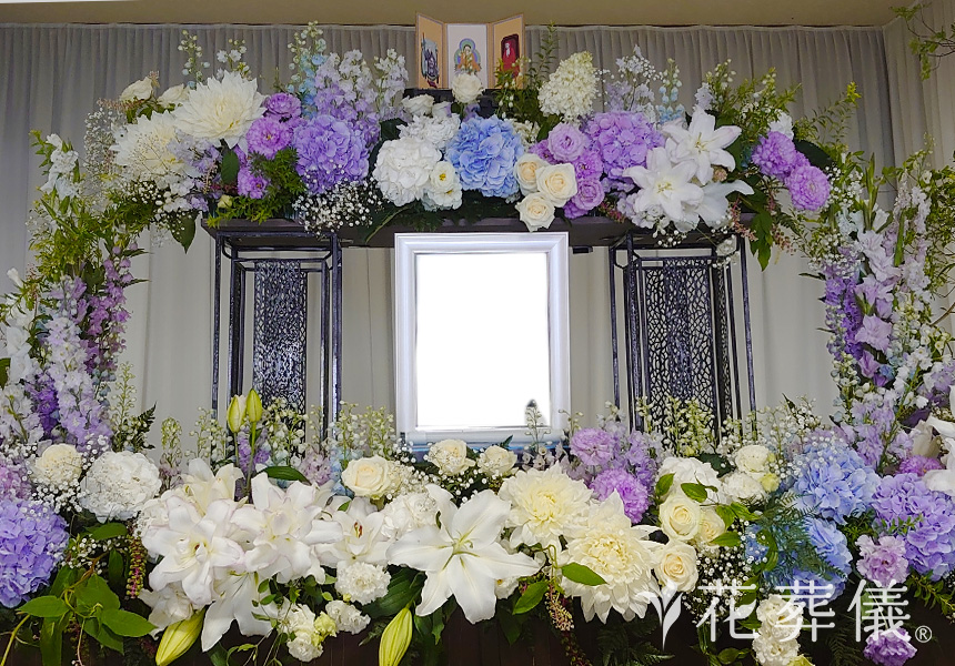 優しい風が吹くなかでの花祭壇