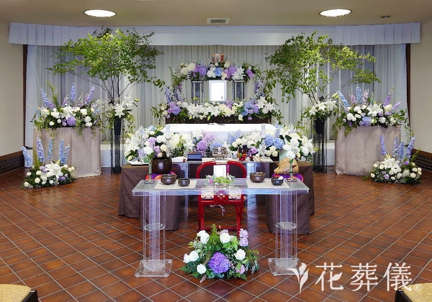 優しい風が吹くなかでの花祭壇