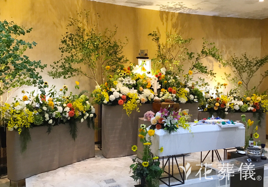 夏の夕暮れの花祭壇