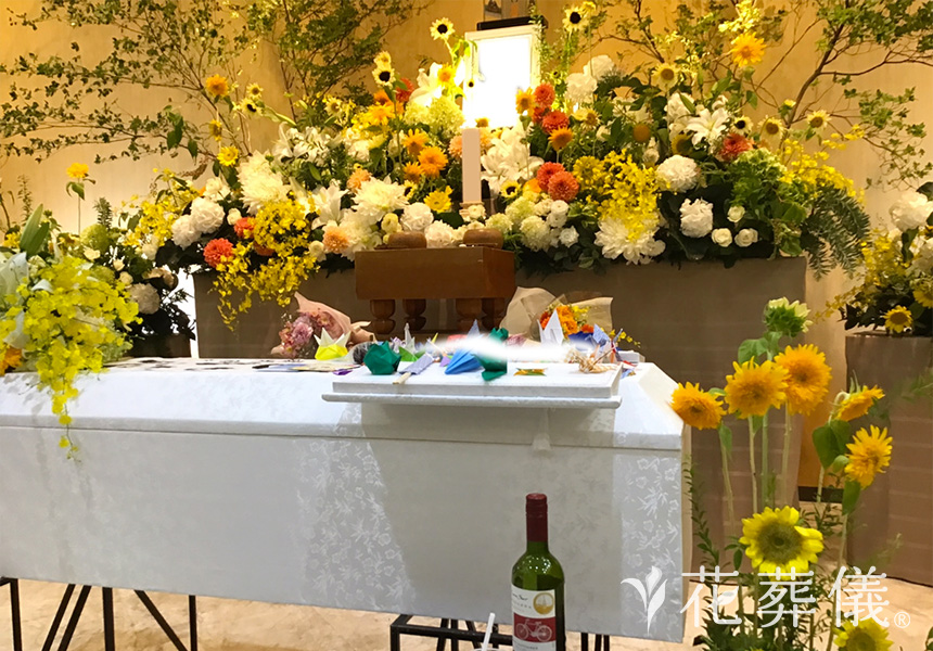 花の祭壇 お父様のイメージカラー、イエローやオレンジで鮮やかに生き生きとした雰囲気を演出した祭壇
