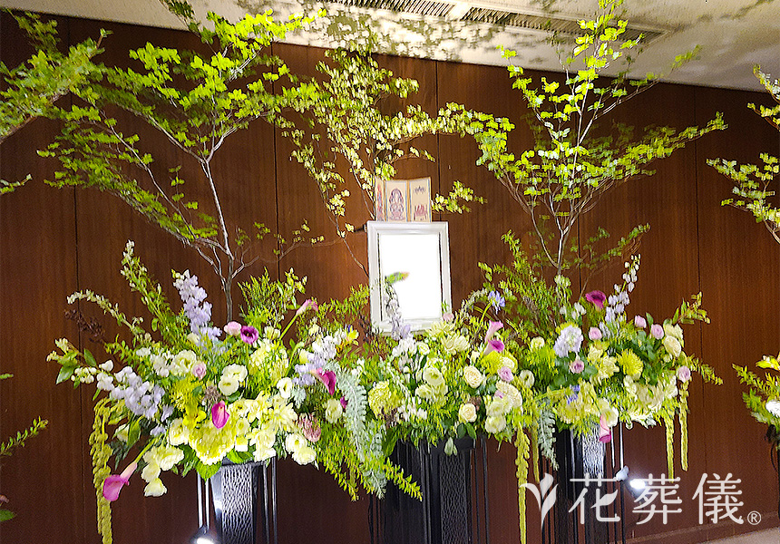 花祭壇の写真　グリーンを中心に大好きな木々で囲み自然を感じられる空間をイメージして