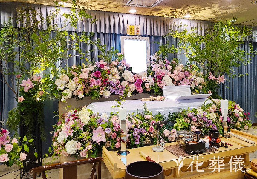 花祭壇の写真 ピンクをメインに赤でポイントを。天へ広がるドウダンツツジで青梅の自然を表現