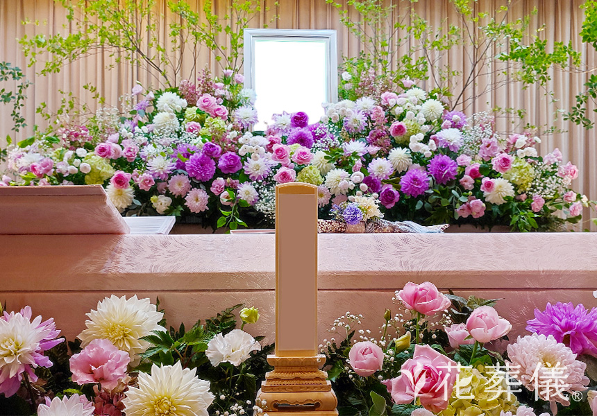 花の祭壇 ピンク系のお花で濃淡をつけ、やわらかくあたたかい雰囲気の祭壇