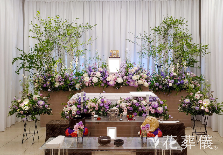 気品高くの花祭壇