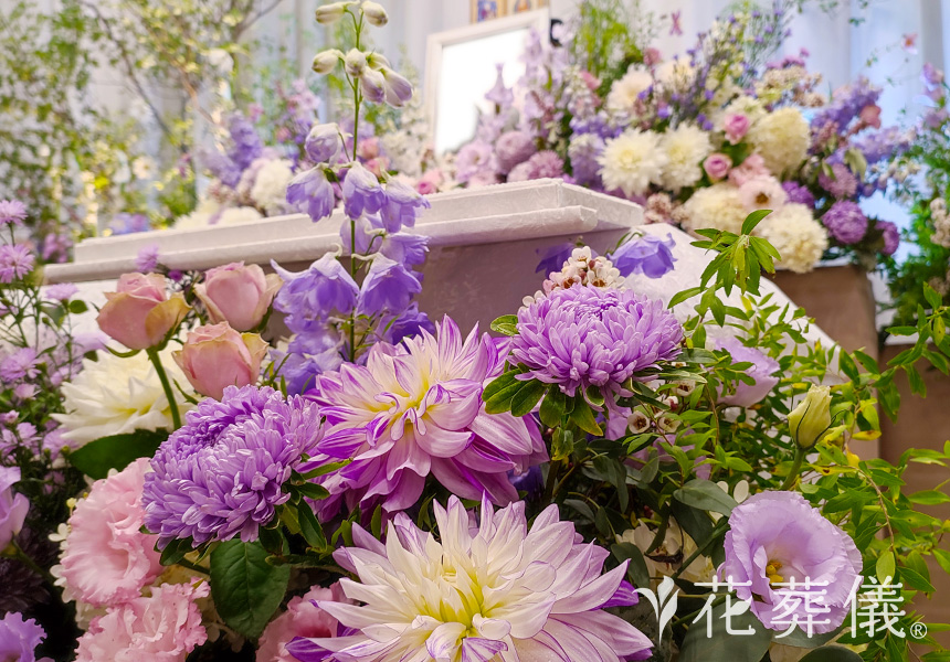花の祭壇 淡いピンク、淡い紫をメインに季節のコスモスを入れてやさしい雰囲気の空間をイメージして
