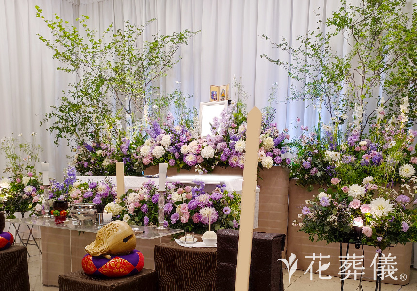 気品高くの花祭壇
