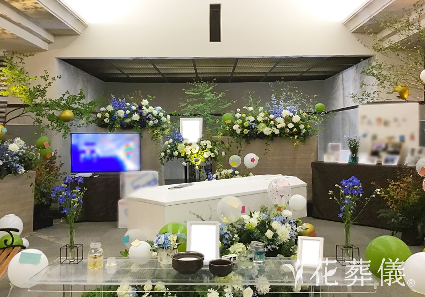 花の祭壇 グリーン、白をベースにお好きだったブルーで爽やかな祭壇