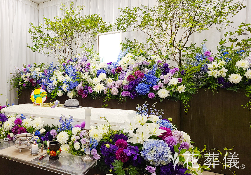 花祭壇のデザイン 白グリーンをベースに青と紫色をお入れし、お好きだった海をイメージして