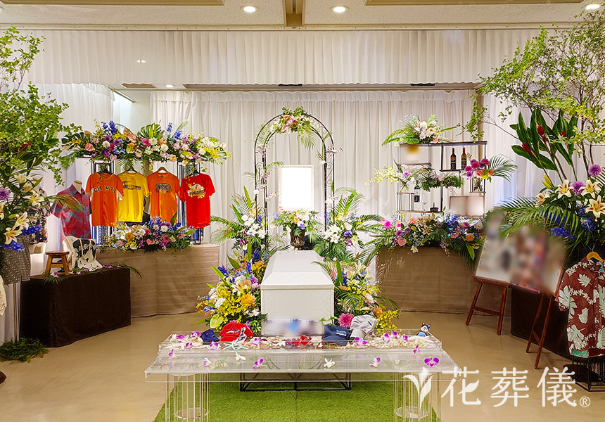 花祭壇の写真 ご主人様とのハワイでの想い出・お花やアロハシャツをお飾りして南国風の空間をイメージして
