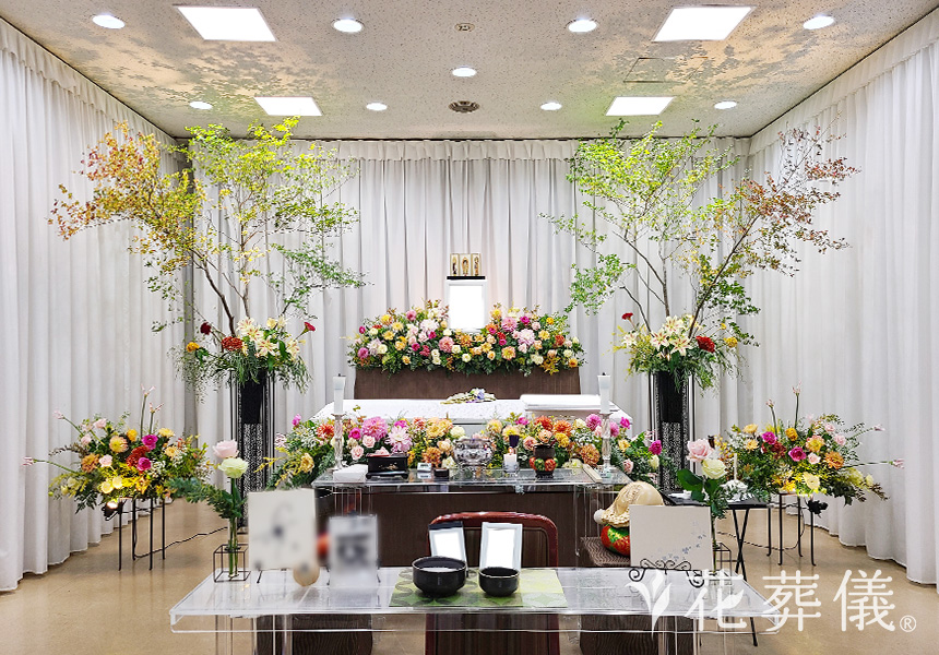 繊細かつ雄大の花祭壇