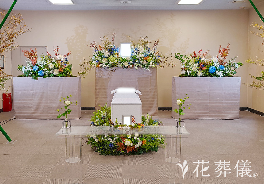 野鳥の来る庭の花祭壇