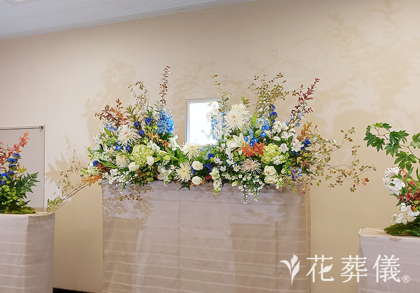 野鳥の来る庭の花祭壇