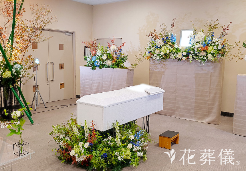 花祭壇の写真 竹、ドウダンツツジを使用し、白、ブルーをポイントに鳥の家を組み込み和モダンかつ自然の空間をイメージして