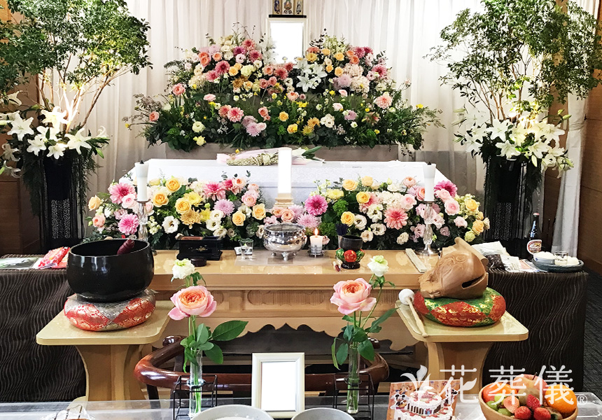 花の祭壇 真っ白なカサブランカと淡色のお花で温かみのある祭壇