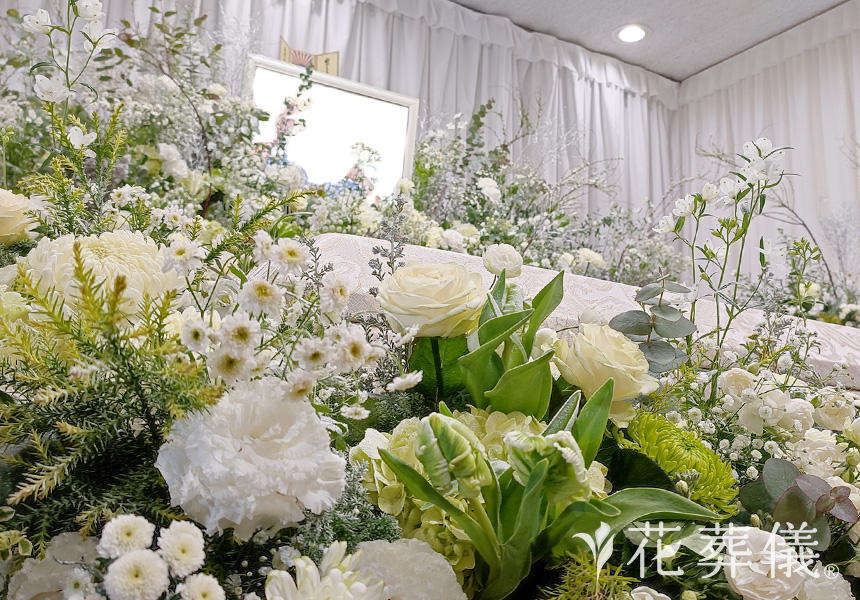花祭壇の写真 白・グリーンをベースに白樺などを使って、ご主人様との想い出のある軽井沢の空間をイメージして