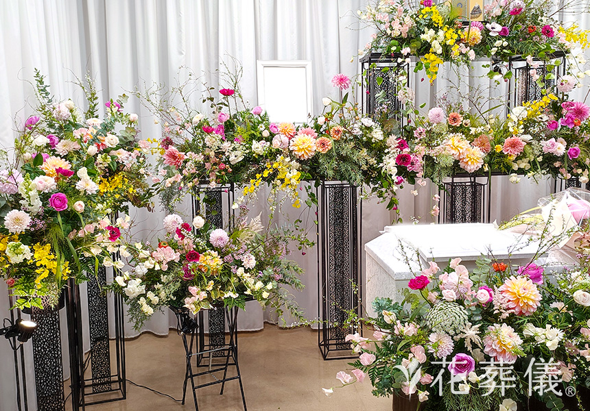 花の祭壇 お母様のお道具とお着物もお飾りした、ピンクの濃淡で華やかな祭壇。