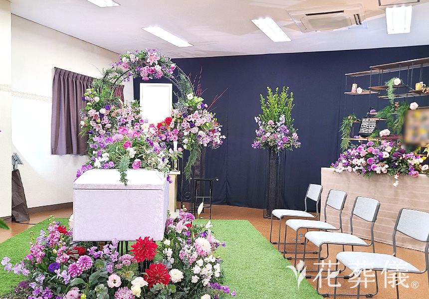 花の祭壇 赤いダリアを使う事で志の高さをイメージしつつ、アーチやピンク色のお花でかわいらしい祭壇