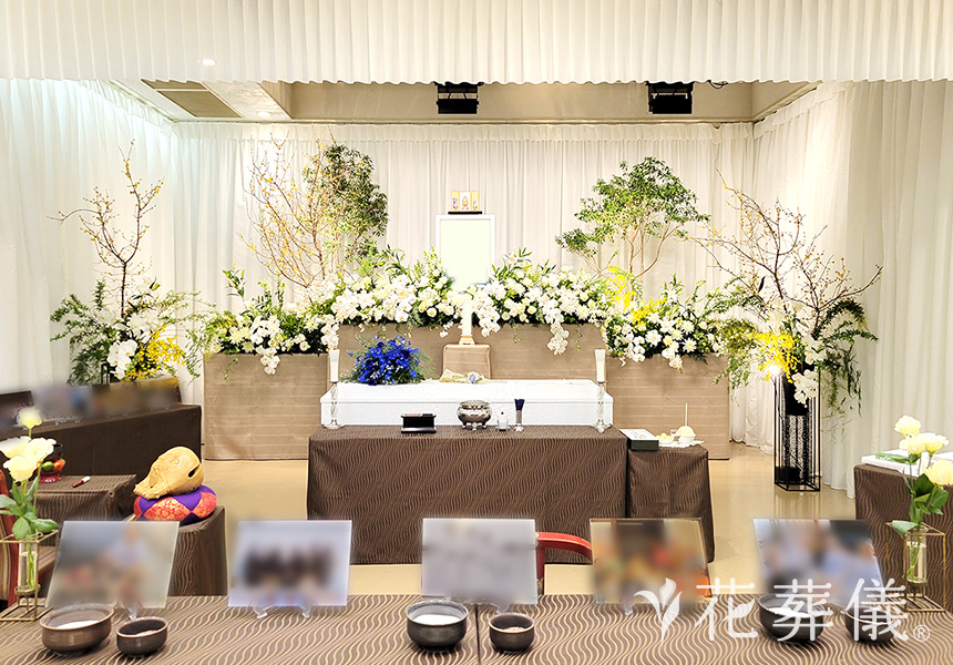 花葬儀の花祭壇　お洒落だったお父様のためにつくった白いお花をメインにシンプルにお飾りした世界でたったひとつの花祭壇