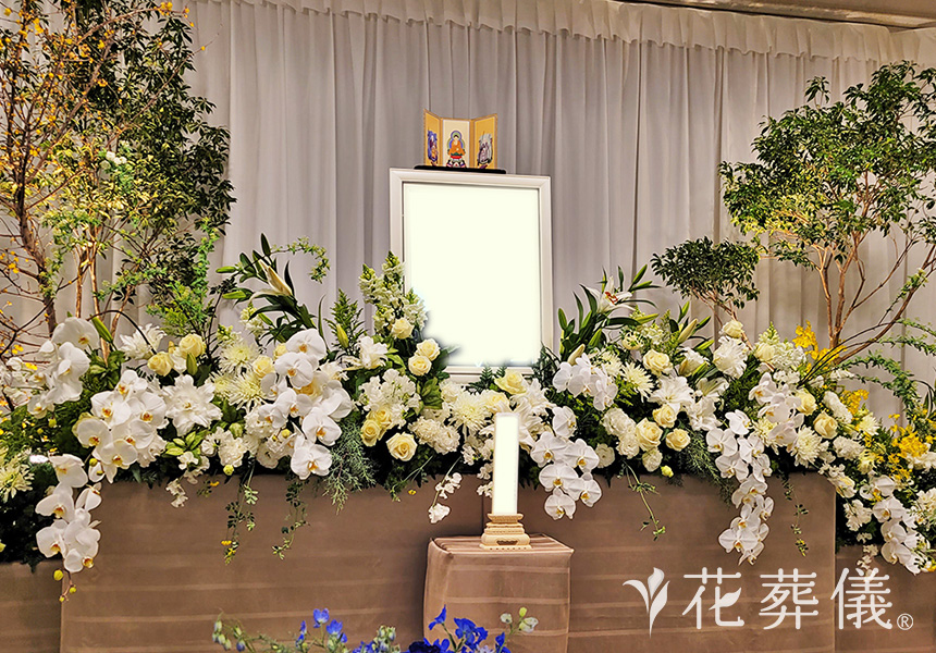 お洒落な空間での花祭壇