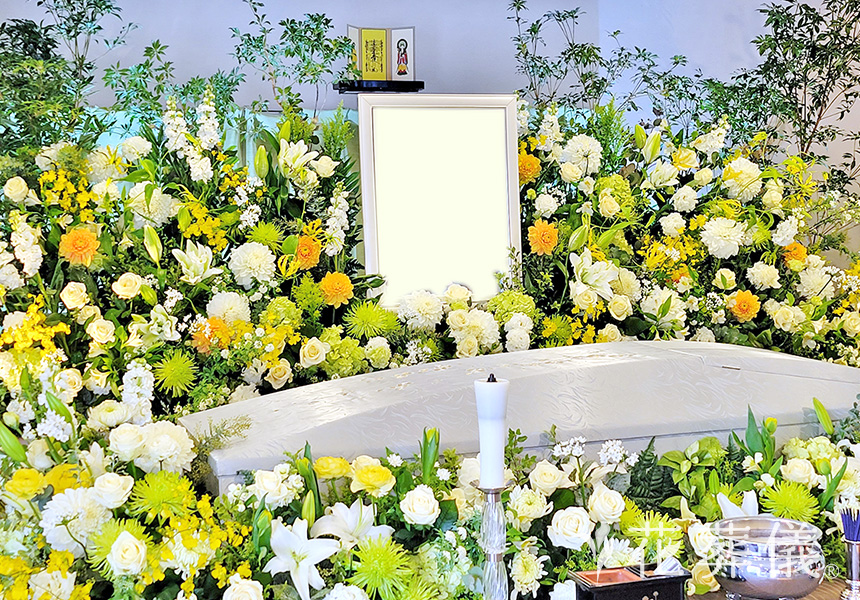 花祭壇の写真 イエロー、白、グリーンをメインにした空間で上品でありながら、華やかな雰囲気の空間をイメージして
