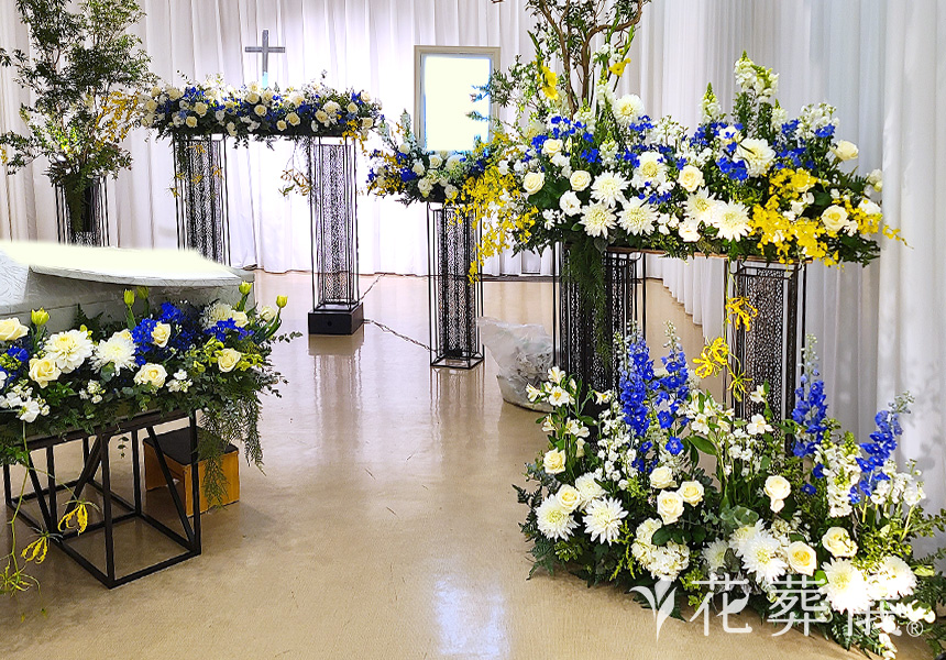 花祭壇のデザイン 白、グリーン、青、イエローなどの車両の色味をイメージして。お父様のためにつくった世界でたったひとつの花祭壇